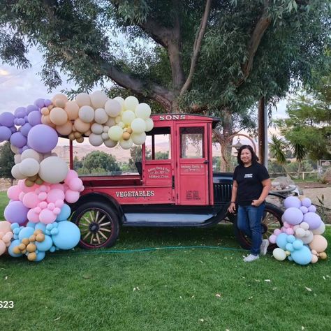 Pastel colors in vintage truck Baloon Garland, Vintage Truck, Balloon Garland, Food Truck, Pastel Colors, Photo Shoot, Balloons, Pastel, Trucks