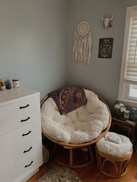 Bedroom Ideas With Chair, How To Style A Papasan Chair, Chair For Room Aesthetic, Bedroom Ideas Chair, Papasan Chair Decorating Ideas, Circle Chair Bedrooms, Bedroom Decor Chair, Chair Bedroom Ideas, Corner Bedroom Chair