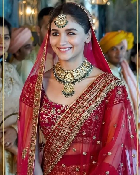 Lehenga Jewellery Ideas, Bridal Velvet Lehenga, Alia Bhatt Looks, Rani Pink Lehenga, Pink Bridal Lehenga, Pengantin India, Red Bridal Dress, Lehenga Jewellery, Bridal Dupatta