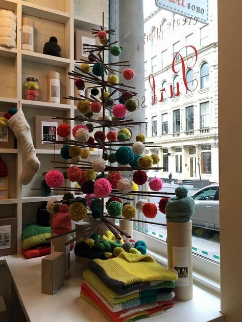 Purl Soho - All You Need to Know BEFORE You Go (2024) Quilt Shop Displays, Spring Window Display, Yarn Display, Knitting Room, Haberdashery Shop, Decoration Vitrine, Local Yarn Shop, Tiny Shop, Cottage Decor Farmhouse