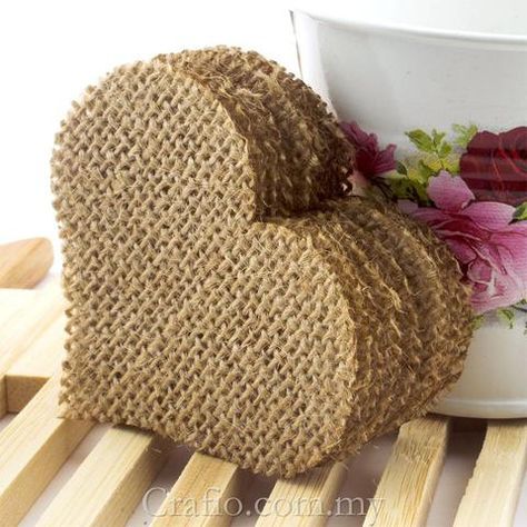 Burlap Tag with Jute Twine – Crafio.com.my Burlap Hearts, Burlap Crafts Diy, Burlap Card, Burlap Wreath Tutorial, Burlap Roses, Burlap Projects, Diy Burlap, Jute Crafts, Burlap Crafts