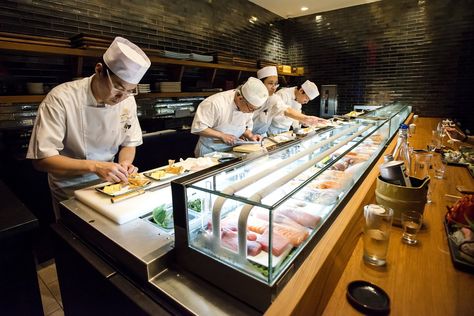 Sushi Bar Design, Sushi Counter, Japanese Restaurant Interior, Japanese Restaurant Design, Japan Sushi, Sushi Dishes, Asian Restaurants, Sushi Restaurants, Bar Interior