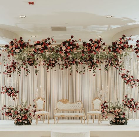 Asian Wedding Decor, Trending Summer Nails, Party Halls, Engagement Stage Decoration, Nikah Decor, Reception Stage Decor, Simple Stage Decorations, Wedding Stage Backdrop, Wedding Hall Decorations