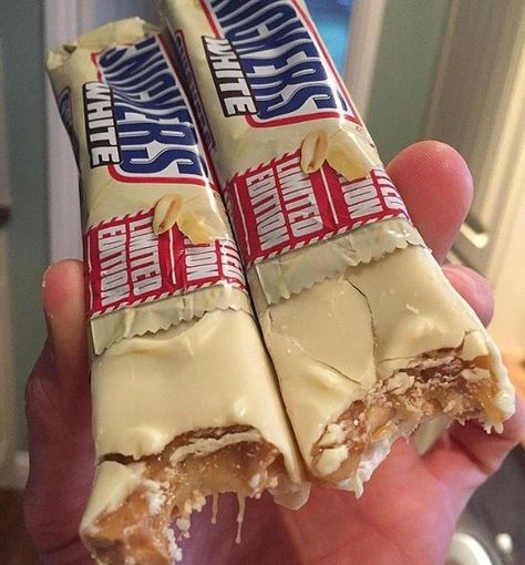 Snickers White, Junk Food Snacks, Think Food, Food Drinks Dessert, Snap Food, Food Obsession, Cafe Food, Yummy Food Dessert, Pretty Food