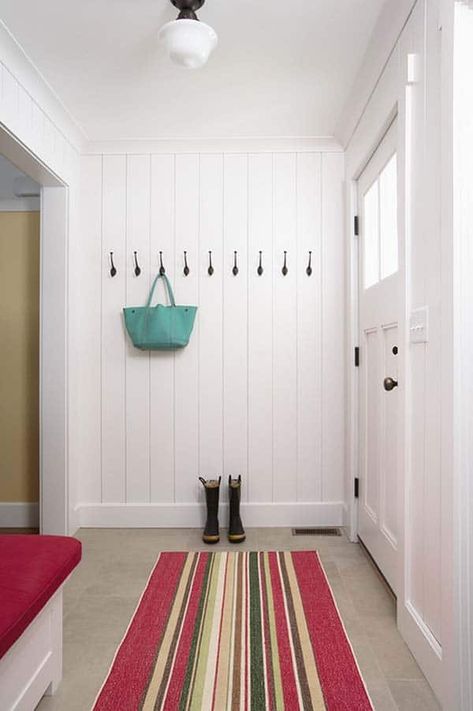 55 Absolutely fabulous mudroom entry design ideas Entryway Wallpaper, Shiplap Entryway, Craftsman Front Doors, Entryway Coat Hooks, Coat Hooks On Wall, Mudroom Entryway, Entry Design, Laundry Room Shelves, House Of Turquoise