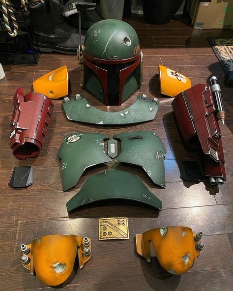 Boba Fett Cosplay Diy, Mandalorian Chest Plate, Boba Fett Armor, Star Wars Costumes Diy, Boba Fett Cosplay, Boba Fett Costume, Star Wars Attack Of The Clones, Bobba Fett, Cardboard Costume