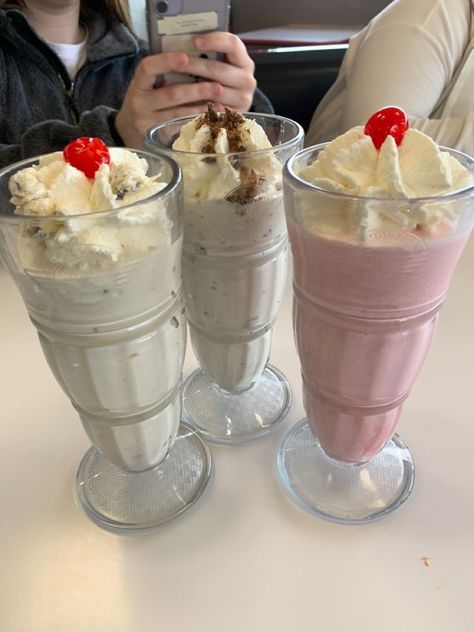 Coquette Americana, Americana Summer, Vanilla Milkshake, A Cinderella Story, Chocolate Milkshake, Milkshake Recipes, Strawberry Milkshake, Icecream Bar, Chocolate Strawberries