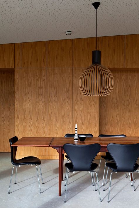 Villa Aarhus in Denmark. Black Octo lamp by Secto Design. Photo by Jacob Termansen. Modern Family House, Arne Jacobsen, Aarhus, Modern Dining Chairs, Office Inspiration, Meeting Room, Wooden Wall, Danish Design, Contemporary Furniture