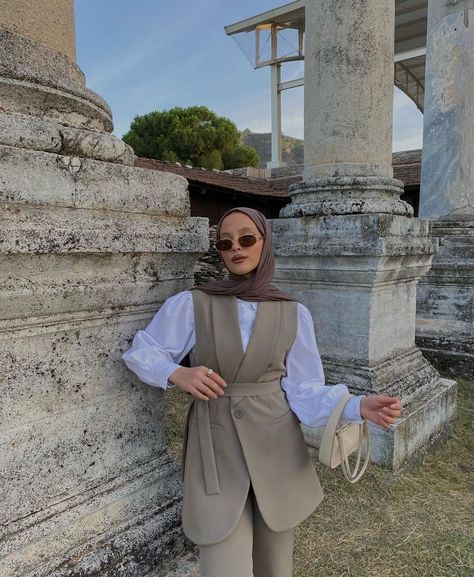 Old Money Hijab Outfit, Summer Old Money, Hijabi Dresses, Long Sleeve Vintage Dresses, Cute Sweatpants Outfit, Old Money Outfits, Cute Sweatpants, Mode Turban, Hijabi Fashion Casual