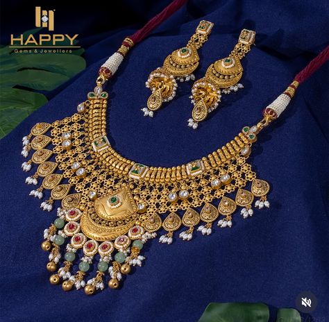 Rajwadi Jewellery Necklace Set Gold, Bollywood Style Gold Plated Hand Set Bridal Necklace, Bollywood Style Hand Set Gold Plated Bridal Necklace, Jadtar Jewellery Necklaces In Gold, Malabar Gold Jewellery, Malabar Jewellery, Traditional Brass Bridal Necklace With Tilla, Gold Jewelry Prom, Hand Chain Jewelry