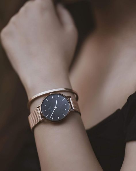 This watch is Classy and very fashionable. Awesome for everyday wear and work. even goes well with dresses for night events. #rose_gold #watch Daniel Wellington Rose Gold, Daniel Wellington Petite, Daniel Wellington Women, Timepiece Design, Pretty Watches, Classy Watch, Daniel Wellington Watch, Fancy Watches, Rose Gold Watches Women