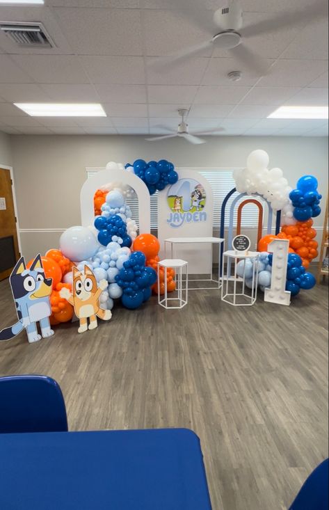 Bluey Backdrop Ideas, Bluey Backdrop For Boy, Bluey Balloon Garland Ideas, Bluey Themed Party, Birthday Surprise Husband, Fiesta Bluey, Bluey Party, Baby Birthday Themes, Bluey Birthday