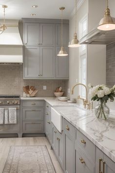 https://youtu.be/yVMjbpvEf1w Light Grey Kitchen Cabinets, Light Grey Kitchens, Серая Кухня, Gray And White Kitchen, Gray Cabinets, Kitchen Remodel Design, Gold Kitchen, Grey Kitchen Cabinets, Scandinavian Kitchen