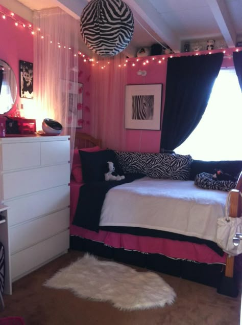 zebra/pink room for teen Pink Room Bedrooms, Room Ideas Hot Pink, Hot Pink And Black Bedroom Ideas, Mcbling Bedroom Ideas, Black And Pink Room Decor, 2000s Room Ideas, Pink And Black Room Decor, Black And Pink Room Aesthetic, Pink And Black Room Ideas