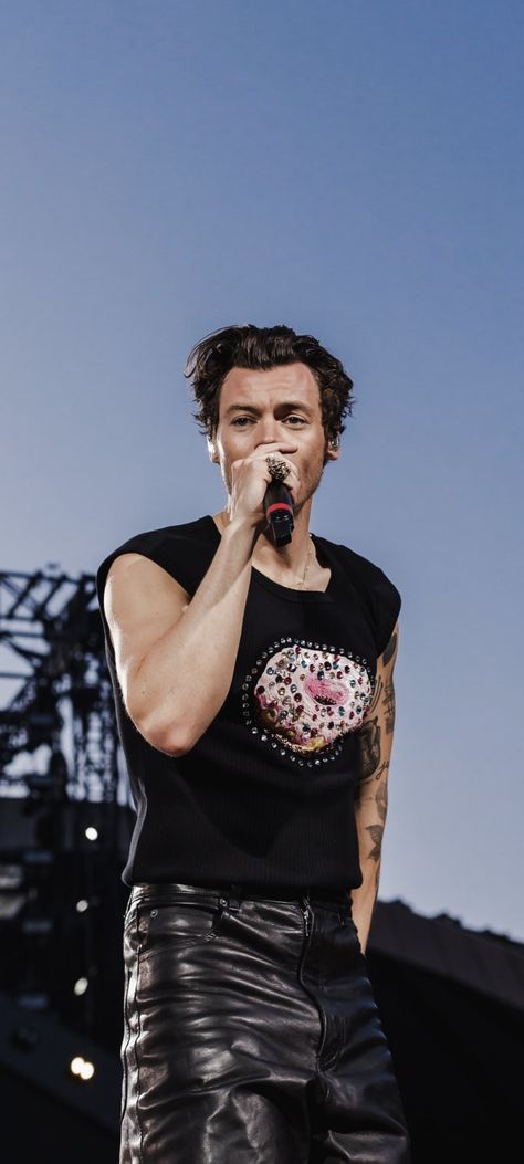 Harry Styles Edinburgh, Love On Tour Edinburgh, 2023 Poster, Sweet Boyfriend, Vibes Wallpaper, Harry Styles Wallpaper, Wallpaper Trends, Harry Styles Love On Tour, Total Black