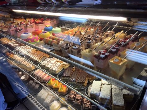 Cuban Bakery, Cuban Desserts, Guava Pastry, Guava And Cream Cheese, French Pastries Shop, Cuban Restaurant, Caramel Flan, Puff Pastry Filling, Cuban Recipes