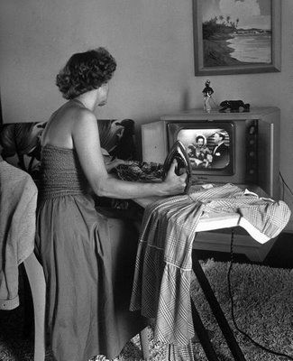 Great site...thingsyourgrandmotherknew.com Vintage Housewife, Vintage Laundry, Domestic Goddess, Photo Vintage, Vintage Life, Old Tv, The Good Old Days, Vintage Photographs, Memory Lane