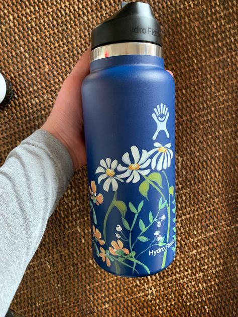 Technology Crafts, Painted Water Bottle, Painted Hydroflask, Hydro Painting, Flask Art, Custom Hydro Flask, Water Bottle Art, Painted Water, Bottle Drawing