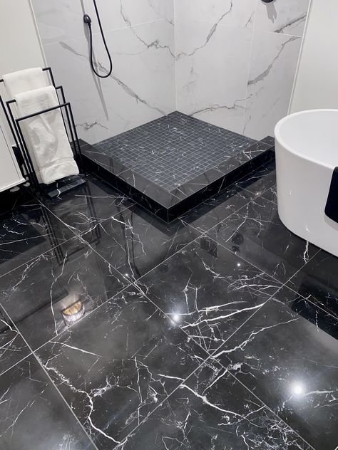 Bathroom Black Marble Floor, Black Marble Tile Bathroom Floor, Black White Marble Bathroom, Black Marble Tile Bathroom, Marble Tile Bathroom Floor, Black Marble Floor, Black Marble Tile, Marble Flooring Design, Marble Tile Bathroom