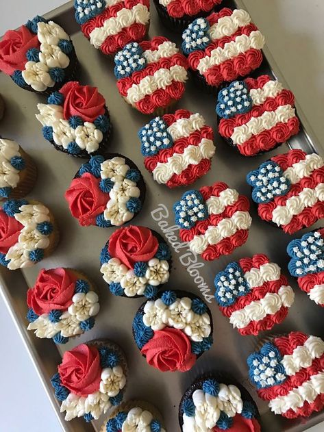 American Flag Cupcakes | Fourth of July Cupcake Ideas | Some of the best, brightest, most interesting 4th of July cupcake ideas. #4thofJuly #FourthofJuly #July4th #Cupcakes #Baking #America Flag Cupcakes, Halloween Torte, Cupcakes Design, Patriotic Cupcakes, Patriotic Cake, Fourth Of July Cakes, July Desserts, Patriotic Food, Patriotic Desserts