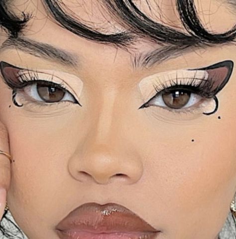 aesthetic make up looks creative designs aesthetically pleasing eyeliner brown nudish butterfly Eyeliner Brown, Butterfly Makeup, Brown Eyeliner, Graphic Liner, Make Up Looks, No Eyeliner Makeup, Eyeshadow Makeup, Creative Designs, Aesthetically Pleasing