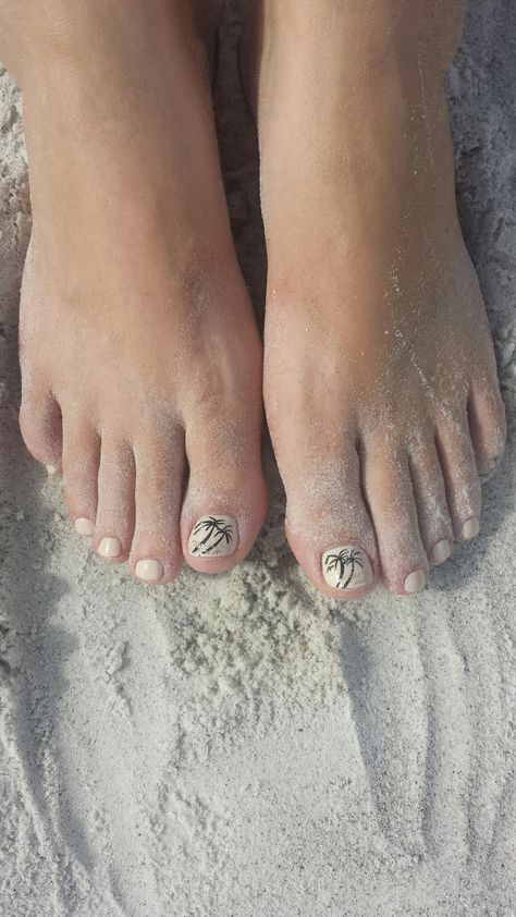 Palm Tree Toenails, French Manicure With Palm Tree, Tropical Mani Pedi Beach Nails, Vacation Nails Beach Simple Palm Tree, Palm Tree Gel Nails, Nails Pies, Beach Pedicure, Hawaii Nails, Feet Nails