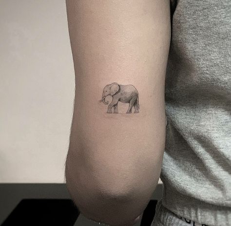 Small Elephant Tattoo, Elephant Family Tattoo, Elephant Tattoo Meaning, Tiny Elephant Tattoo, Cute Elephant Tattoo, Tricep Tattoos, Small Wave Tattoo, Tato Minimal, Elephant Tattoo Design