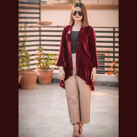 AnM Closet on Instagram: “Our sassy Sienna velvet cape is drool worthy and the perfect choice for the winter season. Pictured here on Minal Khan, complimenting her…” Beautiful Dps, Black Bridal Dresses, Minal Khan, Shadi Dresses, Velvet Cape, Blouse Casual Fashion, Pakistani Celebrities, Pakistani Dresses Casual, Beautiful Pakistani Dresses