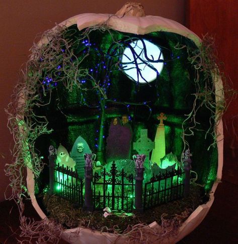 Pumpkin Diorama, Halloween Fairy Garden, Halloween Diorama, Spooky World, Fairy Garden Ideas, Casa Halloween, Halloween Fairy, Diy Halloween Decor, Halloween Crafts Decorations