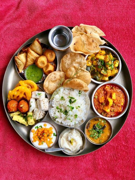 Thali Recipe Indian, Veg Thali Photography, Gujarati Thali Photography, Indian Thali Vegetarian, Gujarati Aesthetic, Krishna Prasadam, Lunch Thali, Gujarati Thali, Family Morning