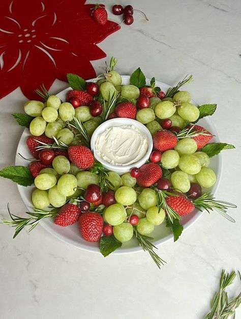 Living on Cloud Nine: FESTIVE CHRISTMAS FRUIT WREATH Fruit Platers Ideas Christmas, Christmas Fruits Platter, Wreath Fruit Tray, Holiday Fruit Ideas For Kids, Holiday Fruit Wreath, Festive Fruit Platter Christmas, Fruit Skewers Christmas, Fruit Kabobs Christmas, Fruit Platter For Party