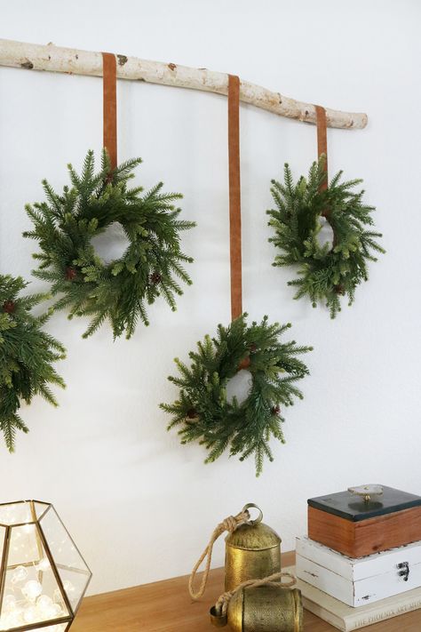 Modern & Simple Christmas Wreath DIY Wall Hanging Christmas Decor On A Budget, Easy Holiday Decor, Simple Christmas Wreath, Simple Winter Decor, Diy Christmas Wall, Christmas Wreath Diy, Neutral Holiday Decor, Sustainable Christmas, Easy Christmas Wreaths