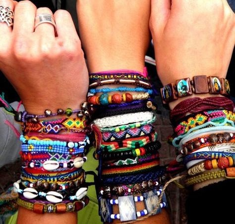 Do it yourself bracelets? Grunge Jewelry, Bracelets Boho, Trendy Diy, Candy Jewelry, Hippie Bracelets, Dope Jewelry, Hippie Jewelry, Funky Jewelry, Hippie Outfits