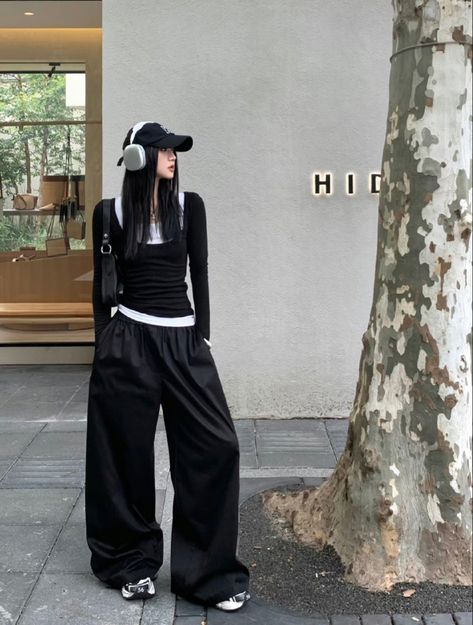 Acubi Airport Outfit, Outfits With Black Cap, Classy Masculine Outfits For Women, Korean Street Fashion Women Winter, Cold Cloudy Day Outfit, Korea April Outfit, Airport Outfit Kpop, Chinese Douyin, Korean Fashion Grunge