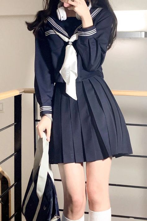 Very well. I like it very much. Dark Blue Casual Outfit, Japanese College Outfits, Skirt Types Chart, Japanese Pose Reference, Navy Blue Skirt Outfits, Japanese School Outfits, Outfit Ideas Japanese, Japanese Skirt, Japanese Winter Fashion