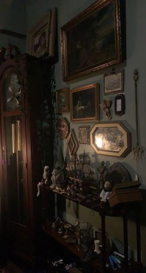 Moody Maximalism Aesthetic, Cottagecore Dark Academia Living Room, Aesthetic Apartment Dark, Earthy Goth Aesthetic Bedroom, Clutter House Aesthetic, Dark Academia Bathroom Decor, Gothic Dark Academia Bedroom, Crow Core Room, Whimsigoth Dark Academia