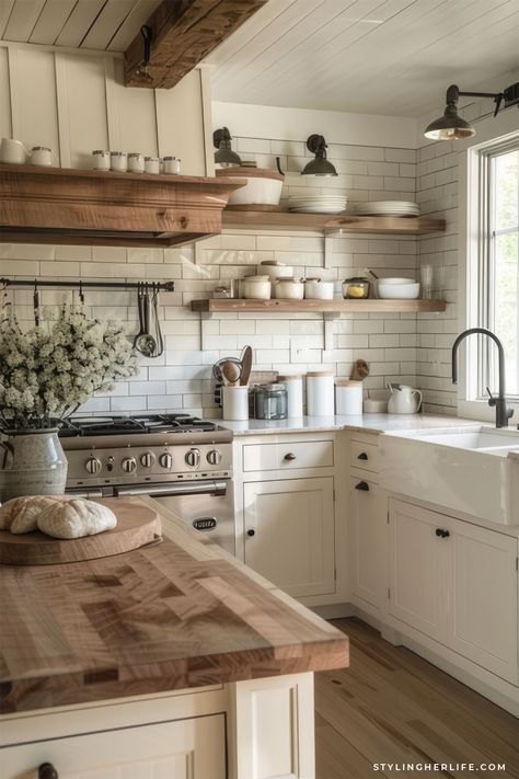 Small Modern Rustic Kitchen, White And Brown Farmhouse Kitchen, Montana Barndominium, Magnolia Kitchen Ideas, Country Rustic Kitchen Ideas, Country Kitchen White, Modern Rustic Farmhouse Kitchen, Old Farmhouse Interior, Modern Farmhouse Kitchen Ideas