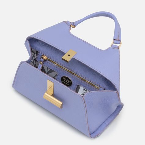 The Arcadia Emma has become an icon, now updated to the latest colours trend. The new front Turn lock is enhancing her sinuous and fascinating unconventional lines. New Bag Design, Leather Handbag Patterns, Trending Handbags, Chic Crossbody Bag, Italian Leather Handbags, My Style Bags, Aesthetic Bags, Bags Designer Fashion, Stylish Handbags