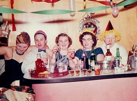 1960's Happy New Year Awkward Family Christmas, Vintage Christmas Party, Vintage Happy New Year, Christmas Party Photo, Silvester Party, Christmas Family Photos, Vintage Party, New Years Party, New Years Eve Party