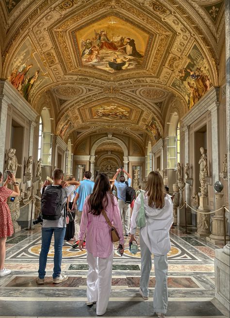 Rome Italy Architecture, Art Museum Italy, Museum In Italy, Rome Vatican Museum, Summer Rome Aesthetic, Italy Museum Aesthetic, Rome Vacation Aesthetic, Outfits For A Museum, Traveling To Rome