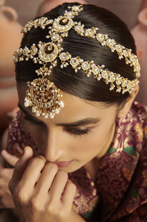 Mathapattis, sheeshphool, mangtikkas and more - This wedding season - Go big or Go home! #weddingseason #indianwedding #indianbride #hairaccessories #headband #mathapatti #sheeshphool #aesthetic #Kundan #Kundanjewellery #indianjewellery #wedmegood #explore #luxuryjewellery #indianwear #paisleypop Bangladeshi Wedding, Bridal Jewellry, Mang Tika, Timeless Jewellery, Sabyasachi Jewelry, Headband Gold, Sabyasachi Jewellery, Gold Jewellry, Hair Chains