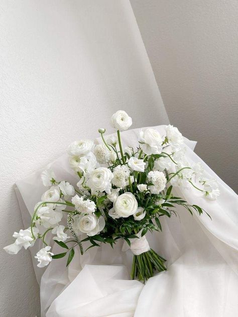 Unique White Flower Bouquet, Dainty White Bouquet, Wedding Bouquets White And Green Simple, Simple White And Green Bridal Bouquet, Minimalist White Bridal Bouquet, Ranaculus Bouquet White, White Bride Bouquet With Greenery, Green White Bridal Bouquet, White Garden Bouquet Wedding