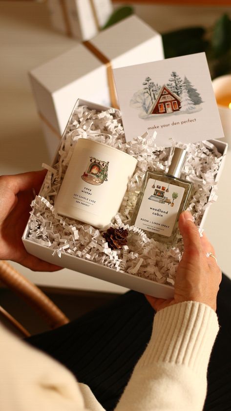 Introducing our enchanting Christmas gift set, designed to fill your home with the delightful scents of the holiday season. This luxurious set features our hand-poured Cosy Winter soy candle, crafted with care to bring the essence of Christmas spices into your living space. The comforting flicker of the candlelight will create a cosy ambience, perfect for winter evenings by the fireplace. Accompanying this lovely candle is our versatile Room + Linen Spray, allowing you to infuse any room or fabr Natal, Candles In Mugs, Candle Christmas Aesthetic, Christmas Candle Gifts, Christmas Candle Gift Set, Christmas Spa, Business Christmas Gifts, Christmas Gift Themes, Winter Candles