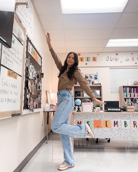 Teacher Outfit Jeans, Teacher Assistant Outfit, High Rise 90s Relaxed Jean, Teacher Fits, Cute Teacher Outfits, Dream Jobs, Outfits Jeans, Teacher Assistant, Causal Outfits