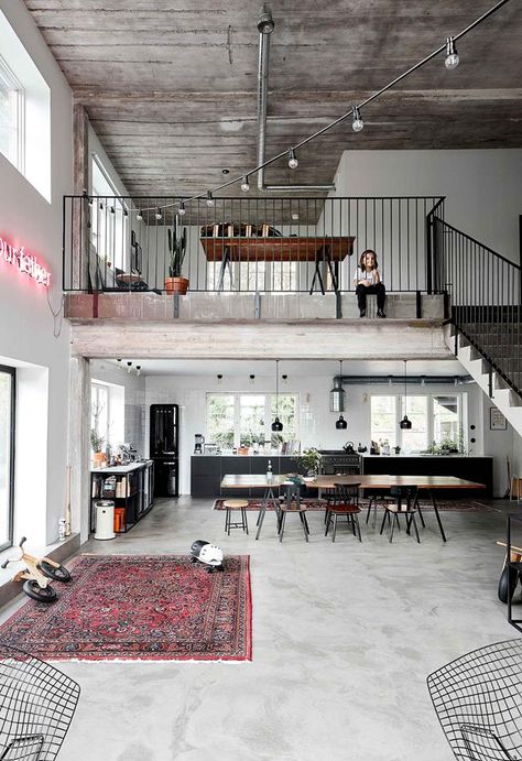 Concrete Mezzanine, Rumah Teres, Loft Estilo Industrial, Industrial Loft Design, Casa Hobbit, Loft Designs, Loft House Design, Detail Arsitektur, Chic Loft