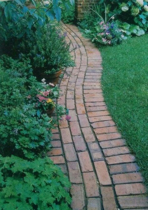 DIY Ideas With Bricks - Garden Trim - Home Decor and Creative Do It Yourself Projects to Make With Bricks - Ideas for Patio, Walkway, Fireplace, Firepit, Mantle, Grill and Art - Inexpensive Decoration Tutorials With Step By Step Instruction for Brick DIY http://diyjoy.com/diy-ideas-bricks Brick Patio Border, Garden Bricks Edging, Diy Brick Walkway, Curved Brick Path, Repurposed Bricks, Brick Border Edging, Bricks Garden, Front Yard Walkway, Brick Border