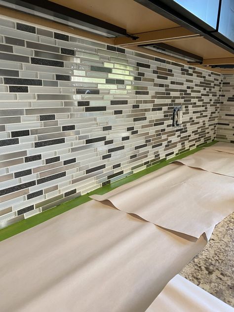 Transform Your Mosaic Tile Backsplash for $30! - Come Stay Awhile by Amanda Vernaci | Modern Farmhouse DIY + Home Renovation Diy Easy Backsplash, Painting Backsplash, Best Kitchen Backsplash Ideas, Painting Tile Backsplash, Best Kitchen Backsplash, Tub And Tile Paint, Painting Kitchen Tiles, Paint Backsplash, Modern Farmhouse Diy