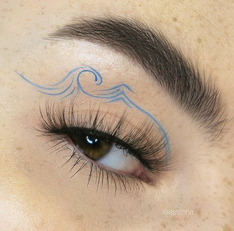 Wave Eye Makeup, Jellyfish Eye Makeup, Water Eyeliner Looks, Ocean Eye Makeup, Ocean Eyeliner, Wave Eyeliner, Eye Makeup Art Aesthetic, Wave Makeup, Creative Eyeliner