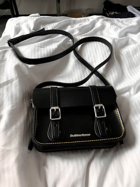 Black dr.martens bag Side Satchel Bag, Dr Marten Purse, Black Crossbody Bag Aesthetic, Small Black Purse Outfit, Dr Martens Purse, Doc Martens Purse, Dr Martens Bag Outfit, Doc Marten Bag, Aesthetic Crossbody Bag