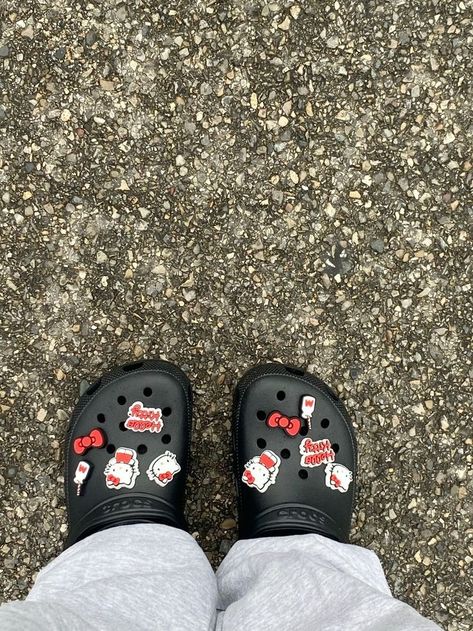 Cute Black Crocs, Black Crocs Aesthetic, Crocs Aesthetic Outfit, Croc Jibbitz Ideas, Hello Kitty Crocs, Crocs With Jibbitz, Crocs Aesthetic, Crocs With Charms, Styling Crocs